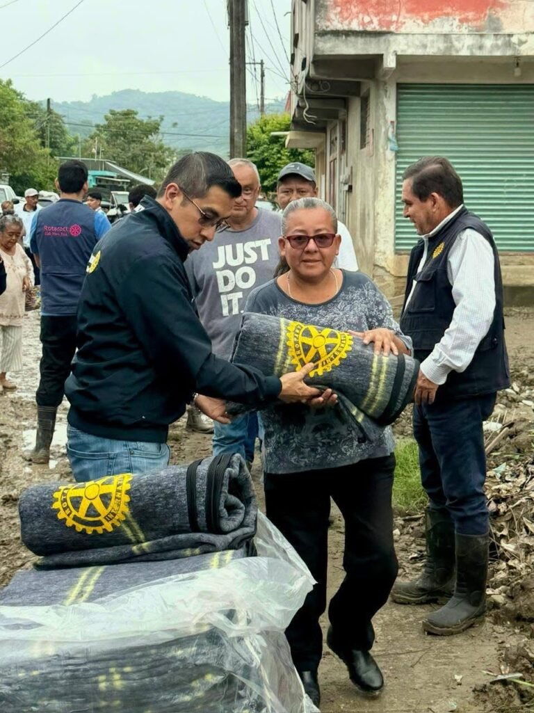 Club Rotario Zacatlán y Club Rotario de Poza Rica inician el programa “Cobijando Corazones 2025”