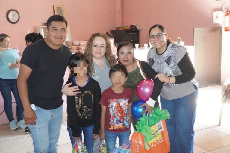 Participa Guadalupe Vargas en entrega de regalos de reyes magos a pacientes de la Fundación Tik Nime A.C.