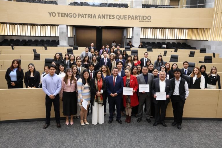 Recibe diputado Pavel Gaspar a estudiantes de la BUAP que participaron en el programa “Diputado por un Día”
