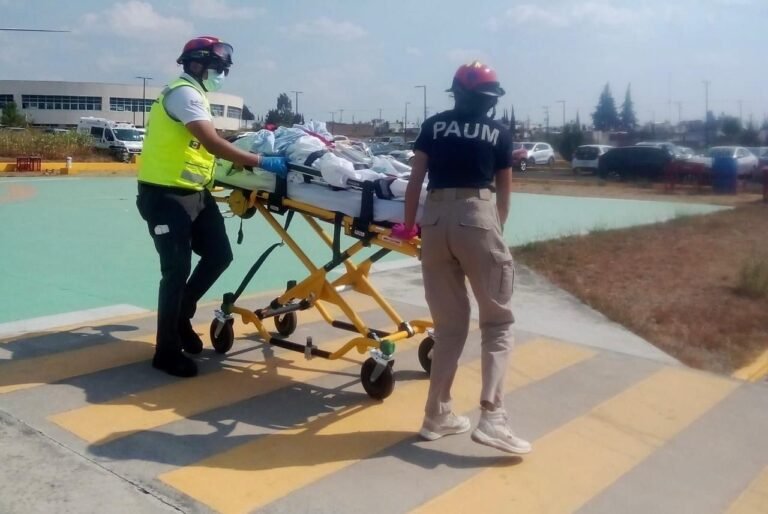 Realizan traslado aéreo de una mujer con embarazo gemelar desde Cuetzalan