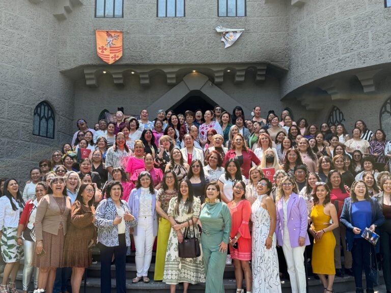 Laura Artemisa entregó reconocimientos a Docentes Distinguidas