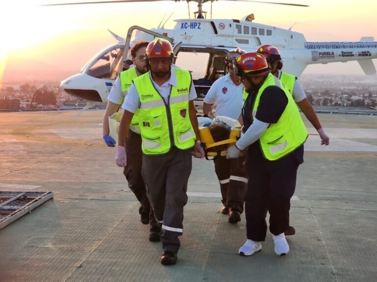 Ambulancia aérea permite asistencia médica inmediata a mujer y a su hijo accidentados en Pantepec