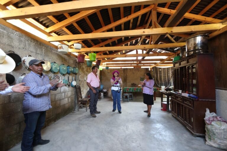 Bety Sánchez lleva pisos y techos firmes a Xatohuanco y Atenco, comunidades de alta marginación en Zacatlán