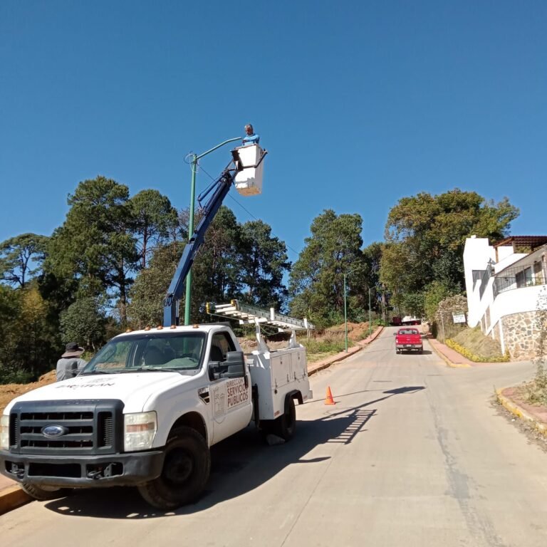 Colonias y comunidades de Zacatlán reciben mantenimiento en luminarias