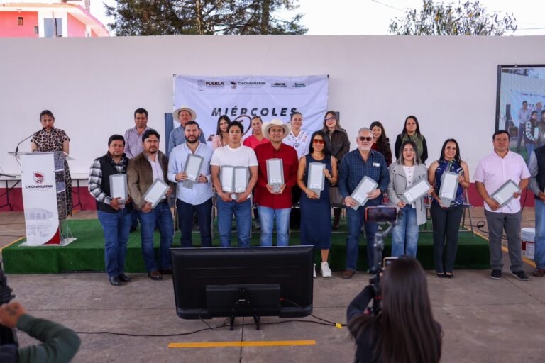 Juan Rivera Trejo impulsa obras y apoyos en Loma Alta con techado, luminarias y ayuda social