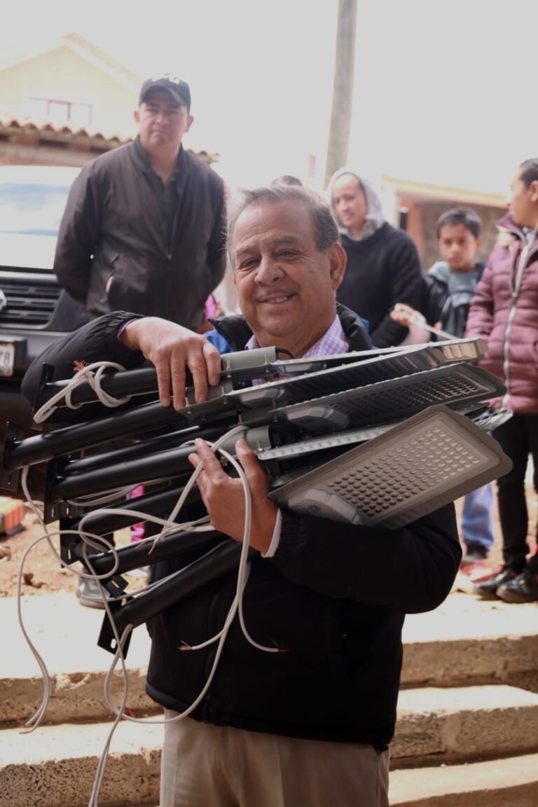 Faena comunitaria en Tenextla, localidad de Chignahuapan, fortalece la seguridad con nuevas luminarias