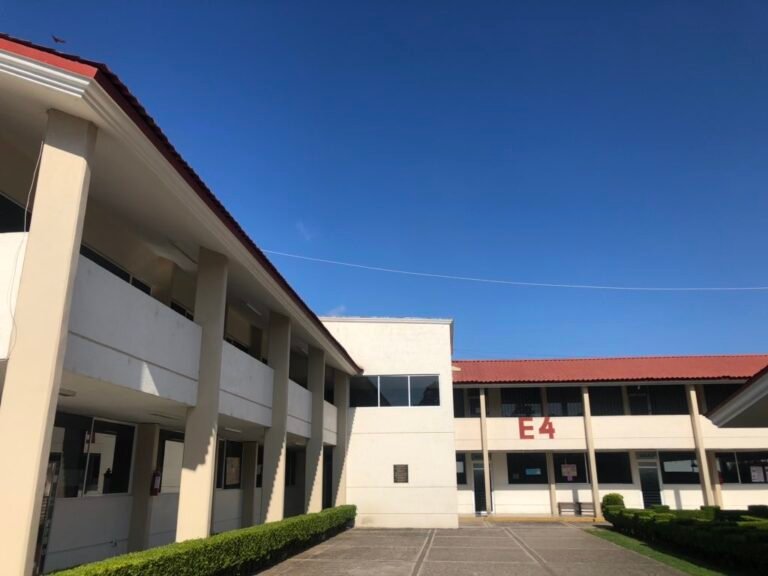 Paro laboral en la Normal Benito Juárez de Zacatlán deja a alumnos sin clases presenciales