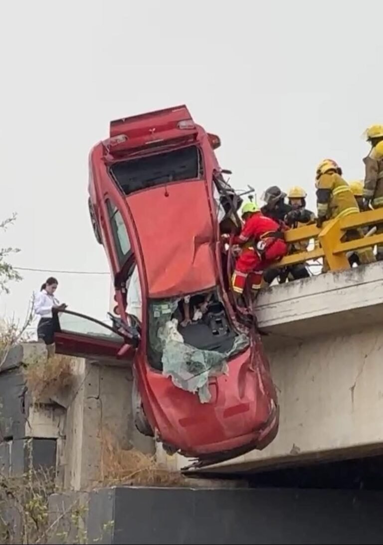 Accidente en el Periférico: vehículo queda suspendido en puente de Momoxpan