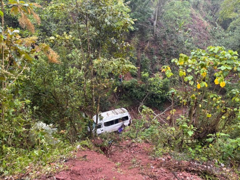 Combi cae a barranco en Ahuacatlán; reportan al menos ocho pasajeros lesionados