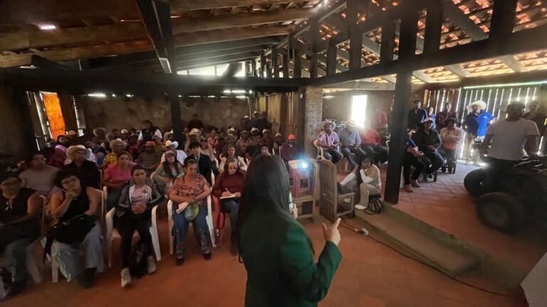 Ayuntamiento de Zacatlán capacita a ejidatarios para el control de plaga en árboles