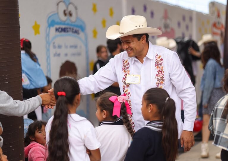 Juan Rivera Trejo agradece a comités de padres de familia, comités de obra y autoridades por su trabajo conjunto en las comunidades