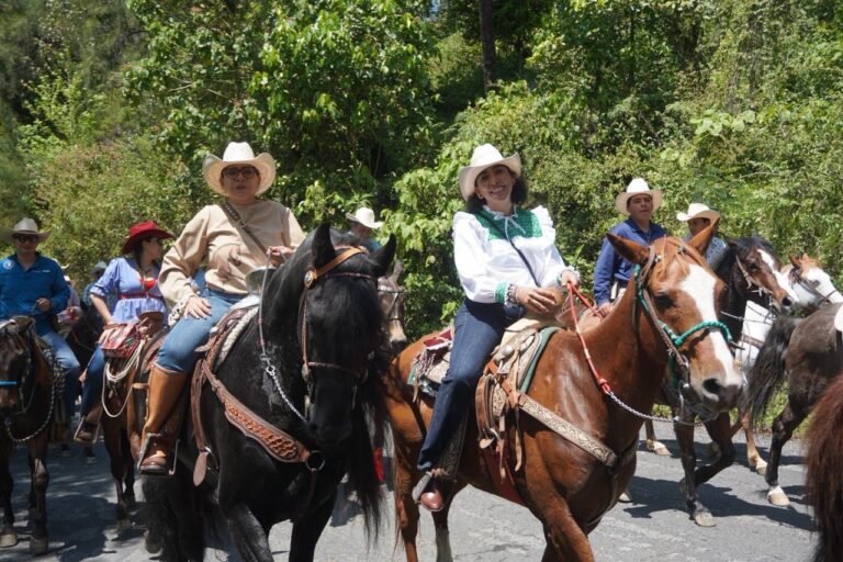 Destaca Guadalupe Vargas la importancia de las tradiciones y el sector ganadero en cabalgata de Xicotepec
