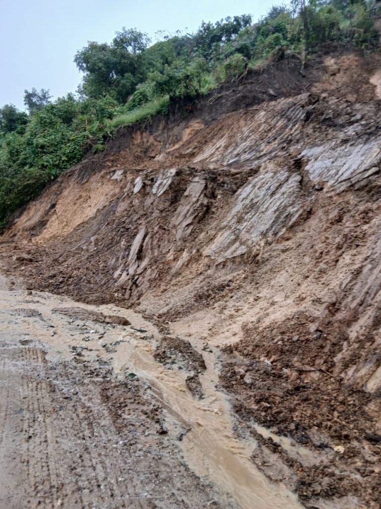 Bety Sánchez arranca construcción de muro de contención en Tepetla para evitar deslaves
