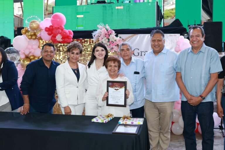Zacatlán celebra a lo grande a sus maestros: música, alegría y un auto