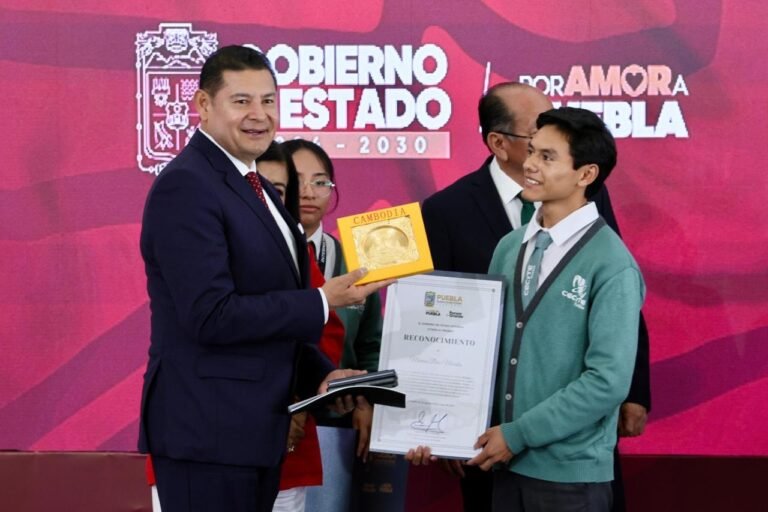 Reconoce el gobernador Alejandro Armenta al talento estudiantil de Chignahuapan