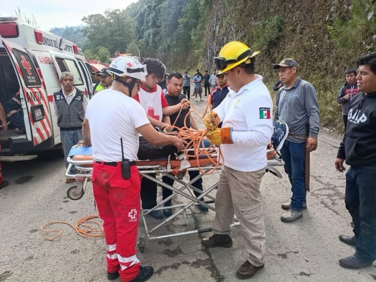 Bomberos rescatan a hombre atrapado en accidente en San Miguel Tenango
