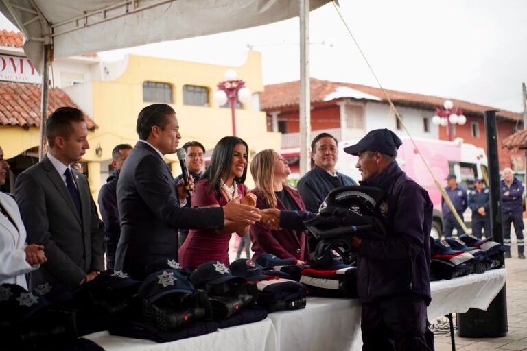 Ayuntamiento de Chignahuapan entrega uniformes operativos a corporaciones de seguridad pública y protección civil