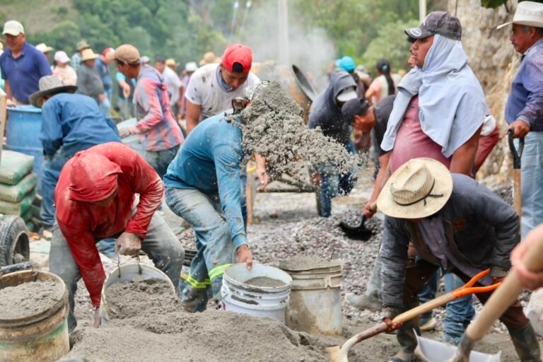 Bety Sánchez y pobladores construyen rampa en Atenco