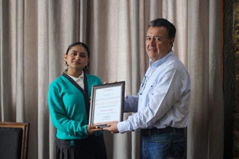 Bety Sánchez reconoce a joven talento en Concurso Nacional de Oratoria
