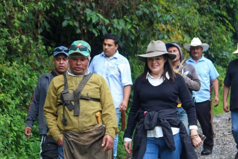 Bety Sánchez participa en faenas en Tepeixco y San Cristóbal Xochimilpa