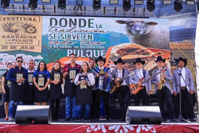 Juan Rivera Trejo reconoce a barbacoyeros y pulqueros durante Festival de la Barbacoa y el Pulque en Chignahuapan