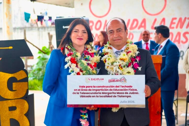 Bety Sánchez anuncia la construcción de techado, en Telesecundaria de Tlatempa