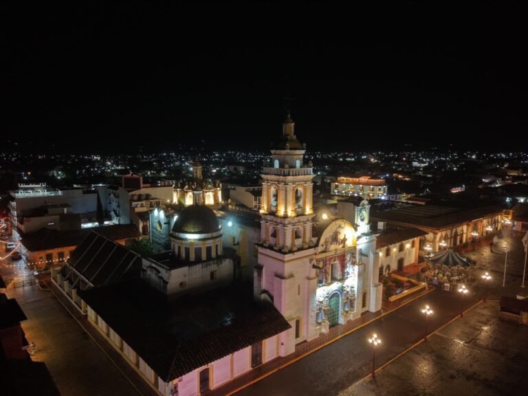 Gobierno de Chignahuapan rehabilita 60 luminarias de la Parroquia Santiago Apóstol previo a las fiestas patronales