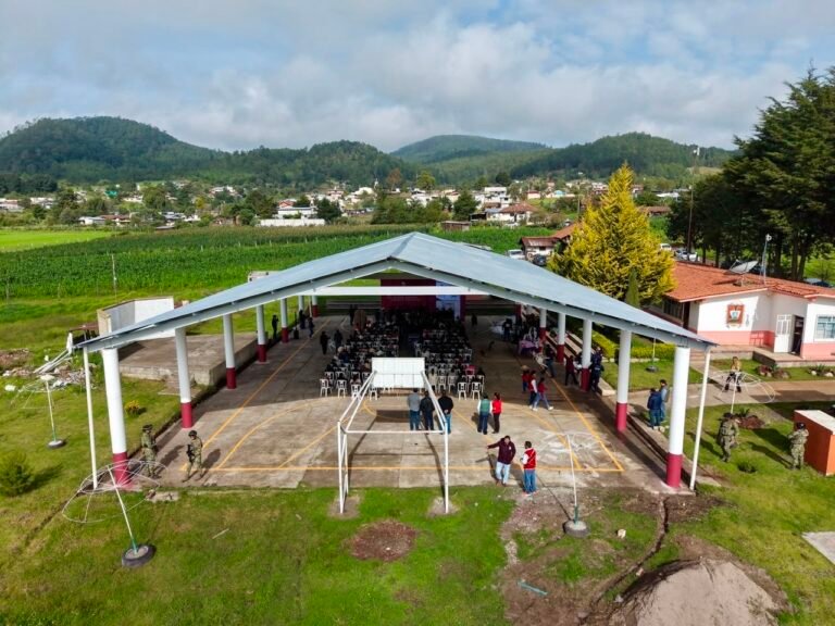 Juan Rivera Trejo entrega techado y mejora caminos rurales en Ocojala
