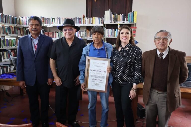 Bety Sánchez reconoce 48 años de servicio de Sergio Ramos como bibliotecario