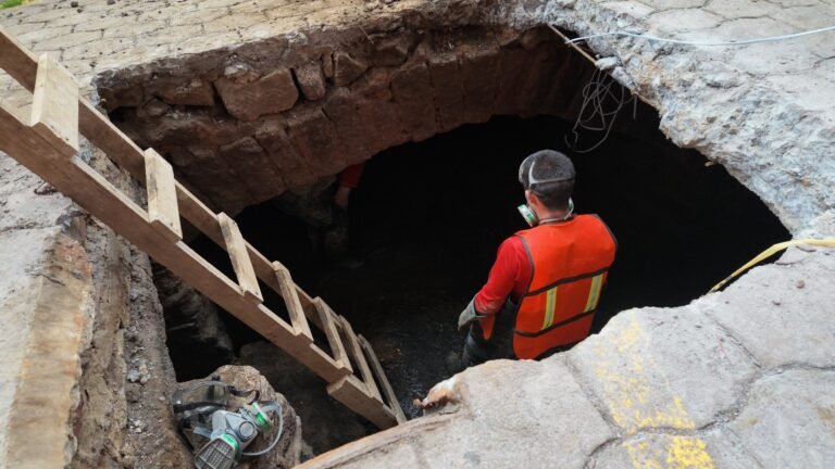 Ayuntamiento de Zacatlán desazolva bóveda pluvial del Centro tras 70 años