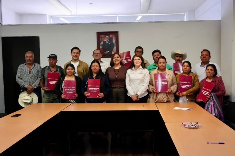 Familias de Zacatlán reciben sus escrituras y fortalecen la certeza jurídica de su patrimonio