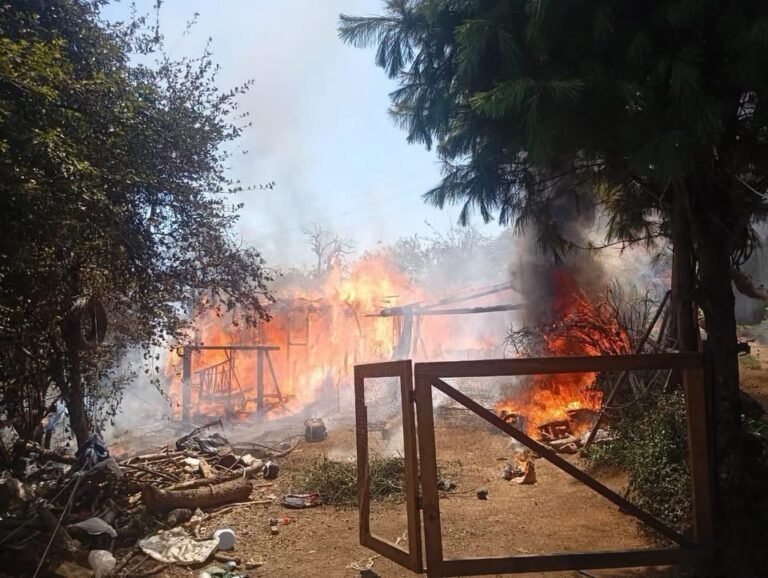 Incendio consume vivienda en Jicolapa; sin lesionados