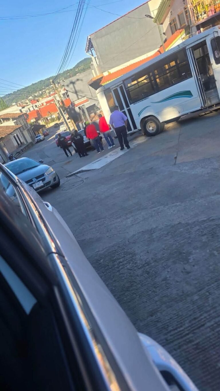 Se registra choque entre vehículo particular y transporte público en Zacatlán