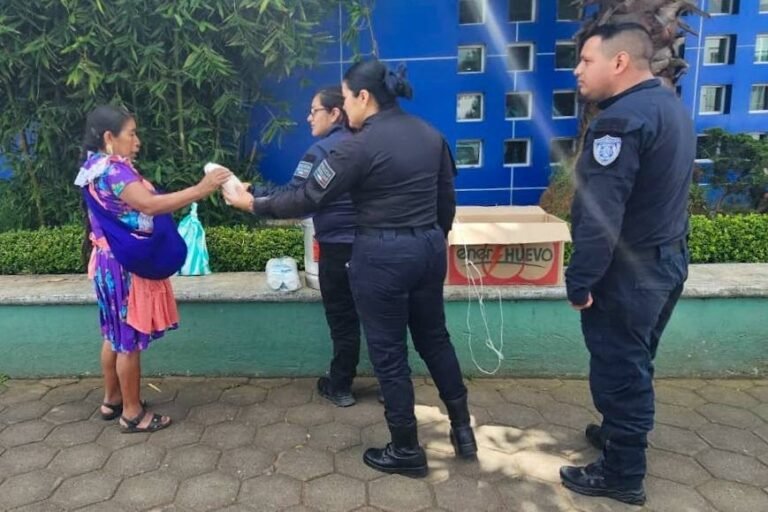 Policías Auxiliares de Zacatlán comparten alimentos con familiares de pacientes en el Hospital General