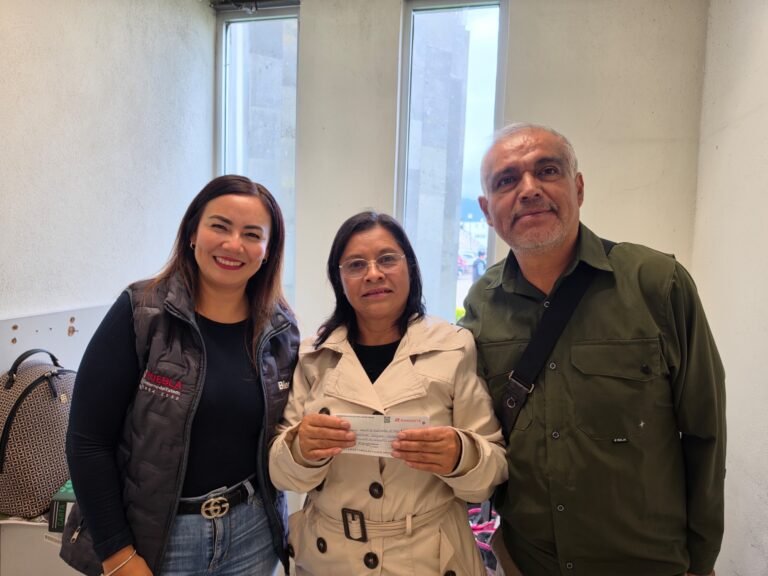Oliva Lecona Santos: Entrega de cheques para obra comunitaria en Zacatlán