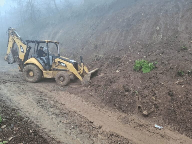 Lluvias modifican ritmo de obras en caminos; Gobierno Municipal continúa acciones y habilita línea de reportes