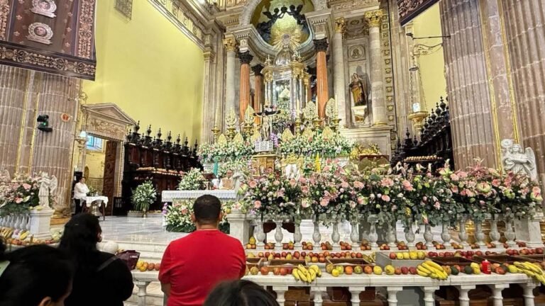 Peregrinos de Zacatlán llevan ofrenda frutal a la Virgen de San Juan