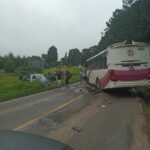 Choque entre microbús y automóvil deja ocho personas lesionadas